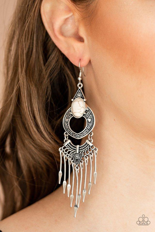 Southern Spearhead - White

Earring