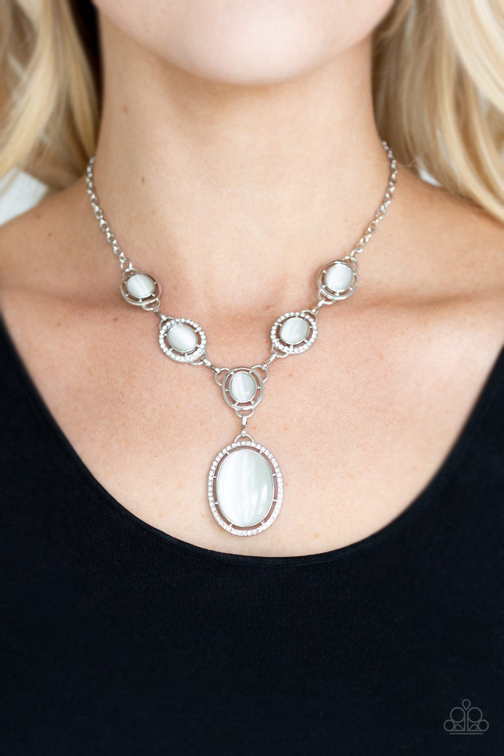 Metro Medallion - white - Paparazzi necklace